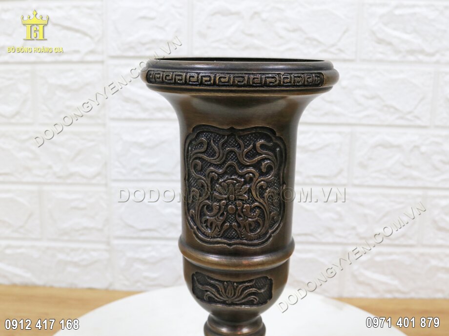 Ống cắm hương được nghệ nh&acirc;n chạm nổi hoa văn tinh xảo